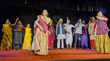 दो घंटे तक बांधे रखा दर्शकों को, दुलारी बाई नाटक का सफल मंचन