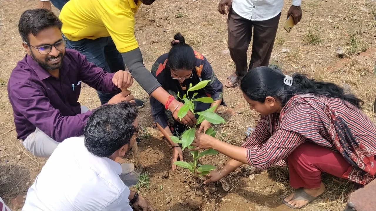     विश्व पर्यावरण दिवस पर कलेक्ट्रेट परिसर में स्वच्छता एवं पौधारोपण अभियान