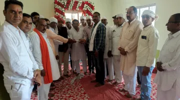 दादाजी की स्मृति में धार्मिक स्थलों को एक लाख रुपये का दान