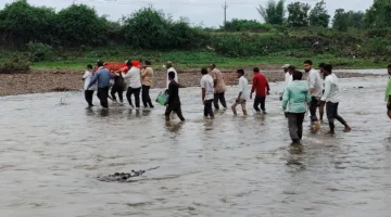 मुक्तिधाम तक पहुंचना बना जानलेवा सफर, पुलिया नहीं बनने पर आंदोलन की चेतावनी