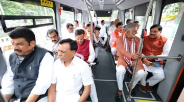 ना वाहनों का काफिला, ना पायलट, फालो सादगी से चल दिए मुख्यमंत्री मोहन यादव