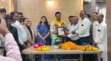 स्थानांतरण पर तहसीलदारों व पटवारियों को समारोह पूर्वक दी विदाई