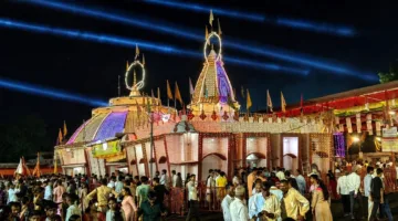 लाखों भक्तों ने दादाजी धाम में नवाया शीश, महाआरती में उमड़ा आस्था का सैलाब