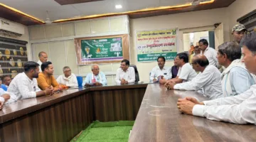 फसल बीमा राशि में विसंगति को लेकर किसानों ने सौंपा ज्ञापन