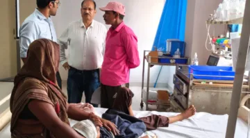 घायल छात्रा प्रियांशी से मिलने जिला अस्पताल पहुंचे कलेक्टर