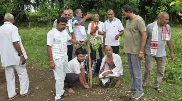 पिता की स्मृति में बेटों ने मुक्तिधाम में किया पौधरोपण