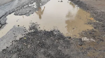 मुख्य बाजार में जलभराव से राहगीर और दुकानदार परेशान