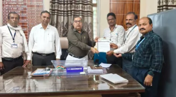 35 वर्ष की सेवा पूर्ण करने वाले शिक्षकों को वरिष्ठता सूची में शामिल करने की मांग