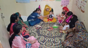 जिला अधिकारियों ने किया आंगनबाड़ी केंद्र का संयुक्त निरीक्षण, बच्चे का कराया अन्नप्राशन