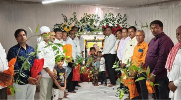 मां की स्मृति में बेटियों ने बांटे आम के पौधे, दिया पर्यावरण संरक्षण का संदेश