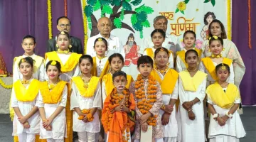 नन्हे बच्चों ने माता-पिता के चरण पूजकर दिया संस्कारों का संदेश