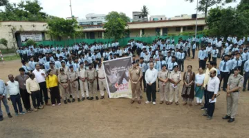 सैकड़ों विद्यार्थियों ने बनाई विशाल मानव श्रृंखला