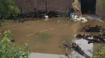 पीडब्ल्यूडी की लापरवाही बनी आफत, सड़क ने डुबोए ग्रामीणों के घर