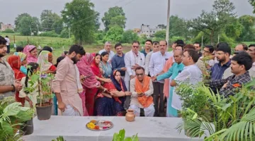 गुरु के नाम एक पेड़ लगाने का संकल्प, हरदा में पहली नक्षत्र वाटिका का रोपण