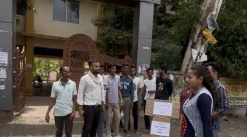 जनजातीय छात्रा से दुष्कर्म के विरोध में एबीवीपी का प्रदर्शन, किया पुतला दहन