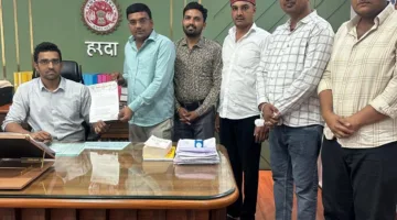 सरकार के निर्णय के खिलाफ जाकर भाजपा युवा मोर्चा ने सौंपा ज्ञापन