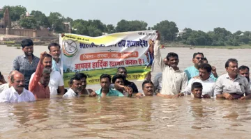 मूंग खरीदी की मांग पर नर्मदा में उतरे किसान, जल सत्याग्रह जारी