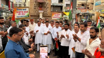 शिक्षा मंत्री के इस्तीफे पर कांग्रेस ने निकाली विजय यात्रा