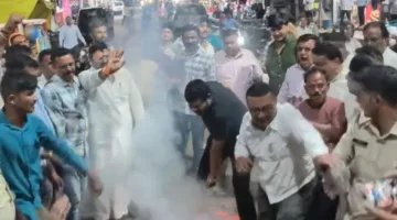राहुल गांधी की गिरफ्तारी के विरोध में कांग्रेस का प्रदर्शन, प्रधानमंत्री का पुतला दहन