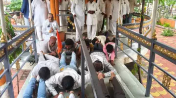 मूंग की शत-प्रतिशत खरीदी की मांग पर किसानों की दंडवत यात्रा