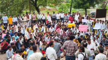नीट पेपर लीक और छात्रों पर लाठीचार्ज के विरोध में विद्यार्थियों का प्रदर्शन
