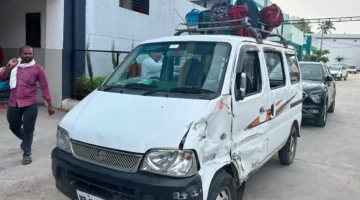 स्कूल वैन और बाइक की भिड़ंत, चार छात्राएं व दो युवक घायल