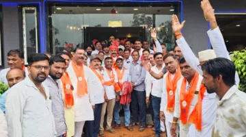 मालासेरी डूंगरी में भगवान श्री देवनारायण के चरणों में झुका हरदा