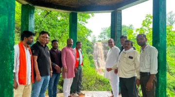 150 फीट ऊंचाई से गिरता है गोराखाल झरना