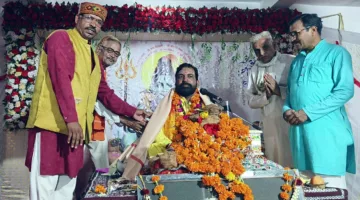 विश्व आदिवासी दिवस पर युवाओं ने दिखाई आदिवासी संस्कृति की झलक