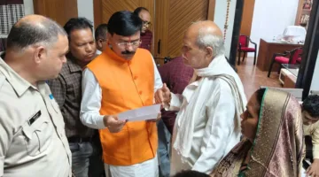 मंत्री लोधी जनसुनवाई में कर रहे क्षेत्रवासियों की समस्याओं का त्वरित निराकरण