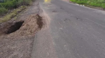 धंसे साइड शोल्डर और झाड़ियां बढ़ा रहीं हादसों का खतरा