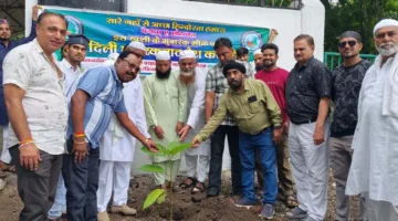 ईद मिलाद उन नबी पर अस्पताल में मरीजों को बांटे फल