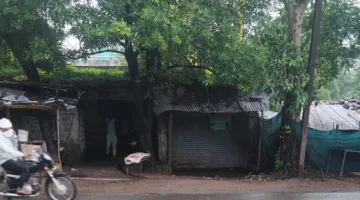 जर्जर यात्री प्रतीक्षालय बना खतरा, नए भवन की मांग तेज