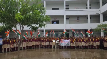 वंदे मातरम् गान के साथ तिरंगे को दी सलामी