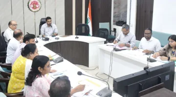 कलेक्टर ने ली राजस्व विभाग की समीक्षा बैठक