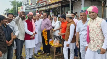 ईद मिलादुन्नबी पर निकला जुलूस, कांग्रेस ने किया पुष्प वर्षा से स्वागत