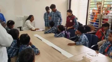 बस सेवा बंद होने से परेशान विद्यार्थी
