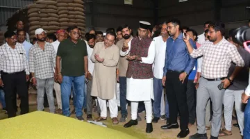 मूंग उपार्जन केंद्र पहुंचे प्रभारी मंत्री विश्वास सारंग