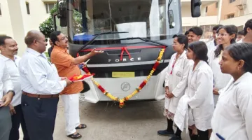 मेडिकल कॉलेज के विद्यार्थियों को मिली एयर कंडीशन बस की सौगात