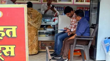 प्रतिष्ठानों से खाद्य पदार्थों के नमूने लिए