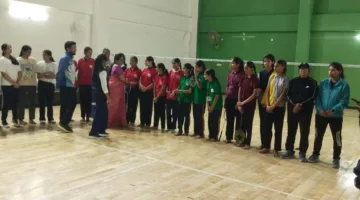 इनडोर स्टेडियम में जिला स्तरीय बैडमिंटन प्रतियोगिता का आयोजन