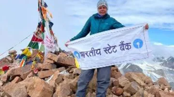  56 की उम्र में सुनीता ने 21 हजार फीट की ऊंचाई पर फहराया तिरंगा