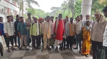 वन ग्राम के किसानों को खाद नहीं मिलने से परेशानी, कलेक्ट्रेट पहुंचे किसान